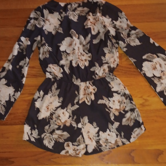 Lulu's Dark Floral Romper ■ Size S - Picture 7 of 9